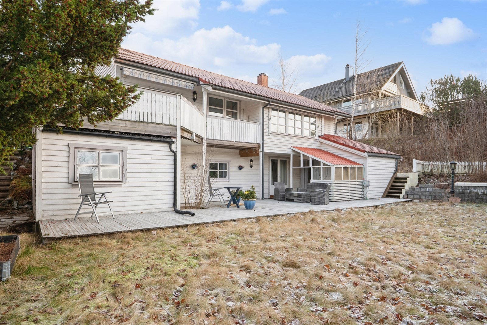 Tomten går over 2 nivåer med trapp ned på hver side. Hagen på nedsiden er flat og fin med lite innsyn. Galleribilde