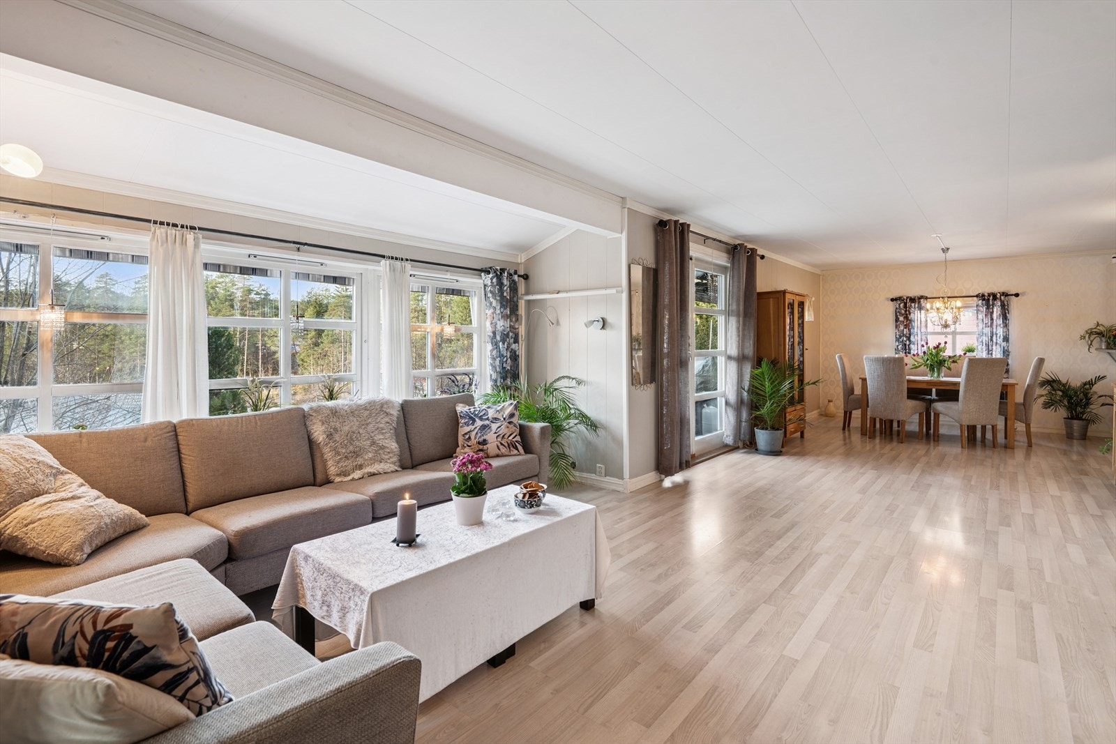 Det er utgang til romslig balkong fra stuen. Legg merke til den hyggelige utsikten man har mot skogen og nærområdet. Man har særdeles lite innsyn her inne. Galleribilde