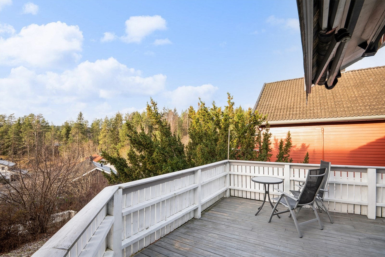 Med utgang fra stuen har man en romslig balkong. Eiendommen har godt med sol, så det er bare å flytte deg etter solen. Galleribilde