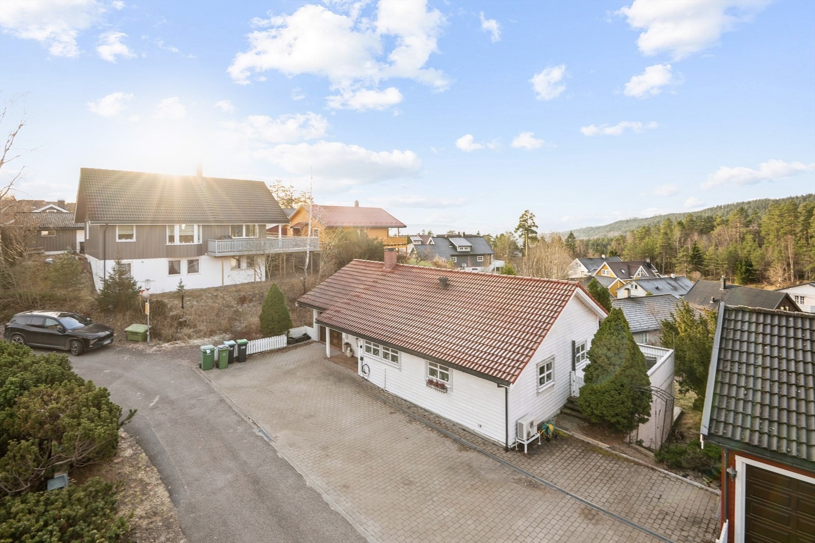 Eiendommen har romslig gårdsplass. Her er det god plass til å parkere og man har elbillader som medfølger. Galleribilde