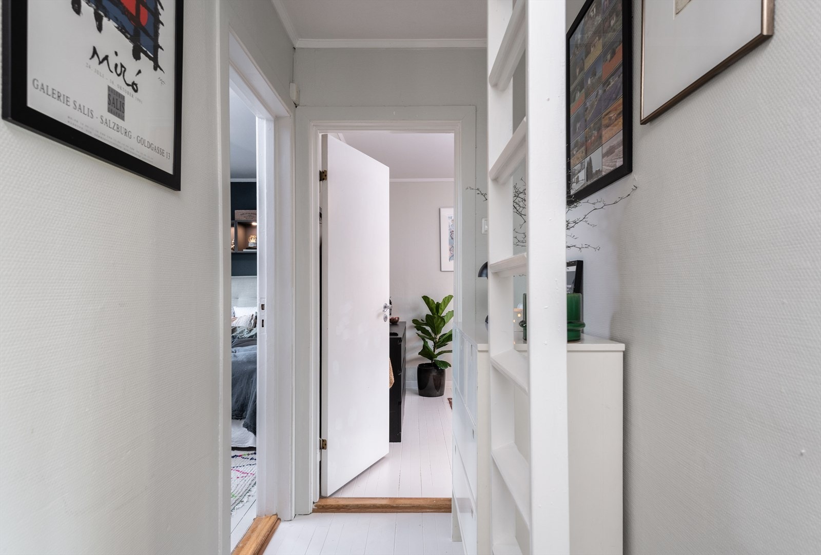 Gang 2. etasje. Det er stige/trapp opp til loftet, som er innredet som hobbyrom (ikke godkjent for beboelse) Galleribilde