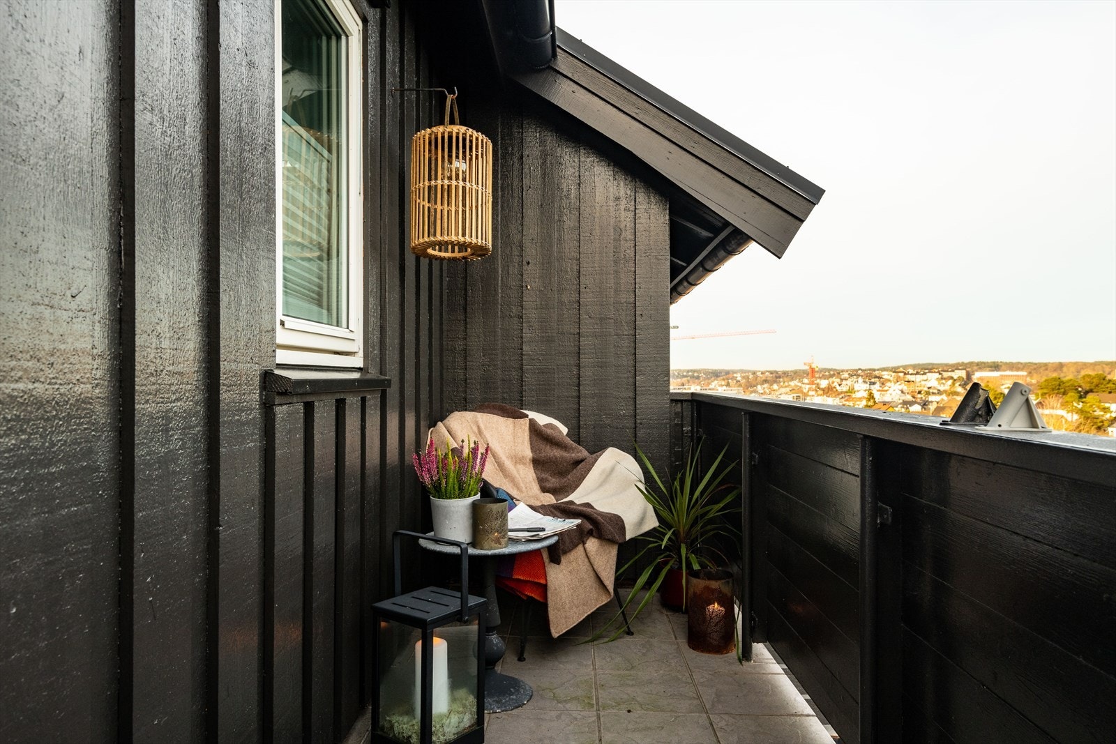 Balkong med adkomst fra soverom i 2. etasje. Galleribilde