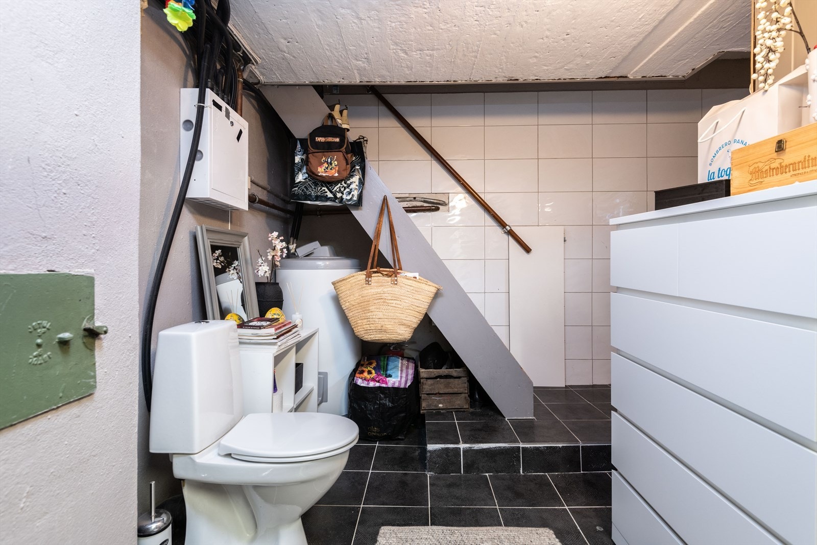 Kjelleren har egen inngang. Her finnes teksniske installasjoner, toalett og opplegg for vaskemaskin og tørketrommel Galleribilde