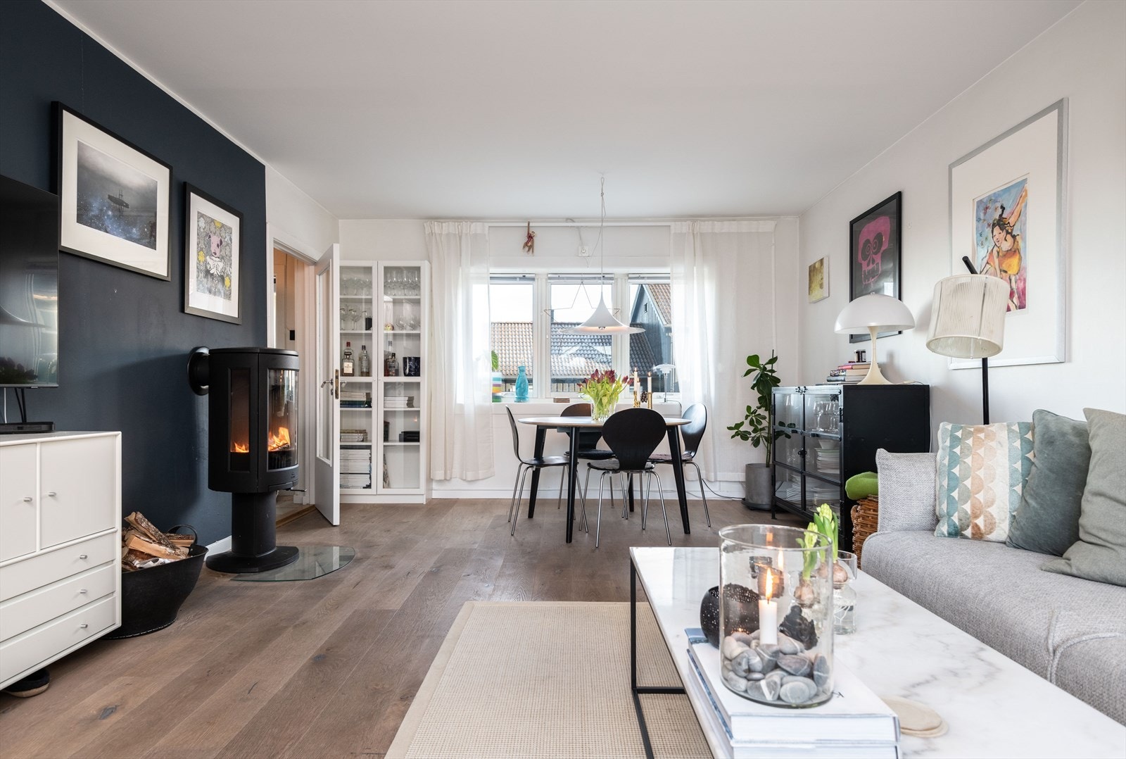 Stue og spisestue. Nyere vedovn som gir mye varme og vinterhygge. Ellers varmes boligen opp av vannbåren gulvvarme i stue og kjøkken Galleribilde