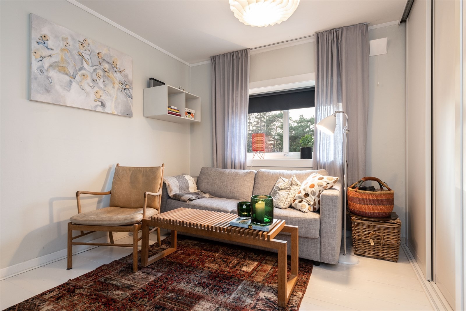 Soverom 2 har stor skyvedørsgarderobe og er vendt mot hagen Galleribilde