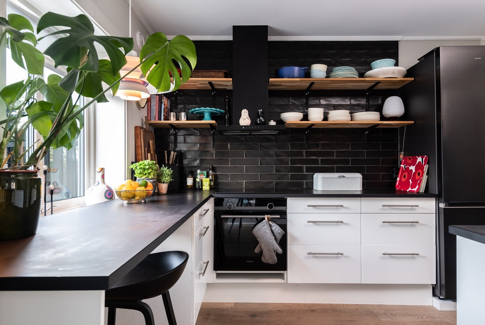 Kjøkken med mye skap- og benkplass Galleribilde