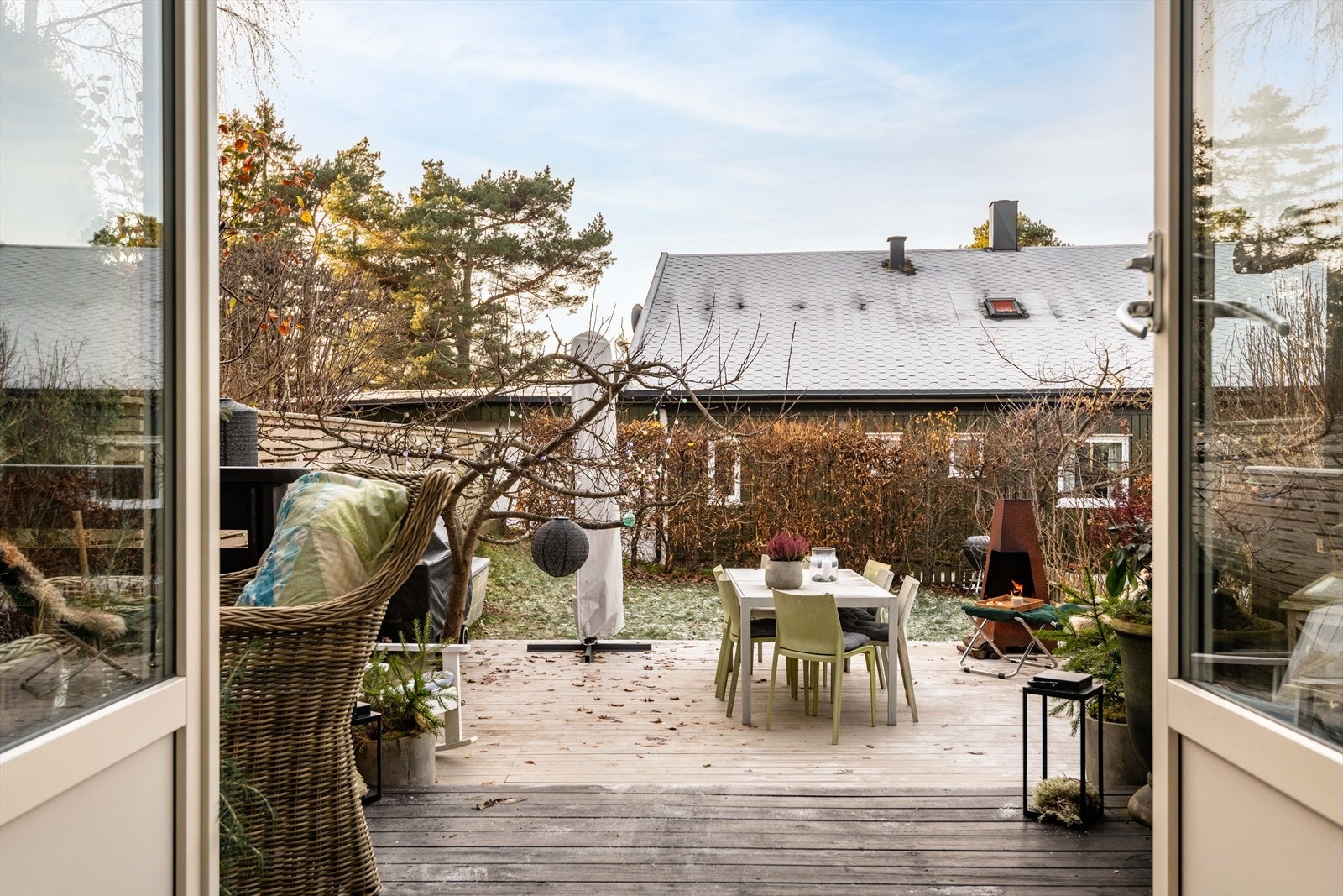 Fra stuen er det utgang til terrasser og hage Galleribilde