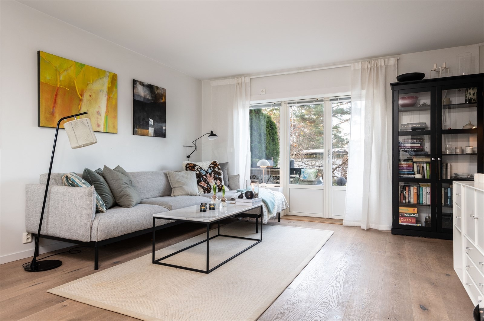 Stuen har utgang til terrasse og hage Galleribilde