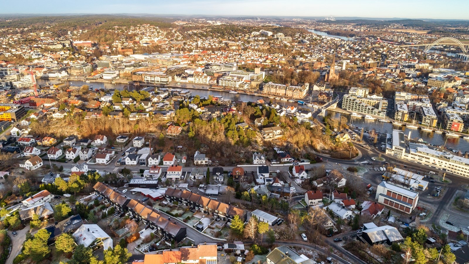 Solåsen ligger høyt og sentralt, med gangavstand til alle byens fasiliteter, Værstetorget, togstasjon m.m. Samtidig er det veldig stille og rolig område uten gjennomgangstrafikk Galleribilde