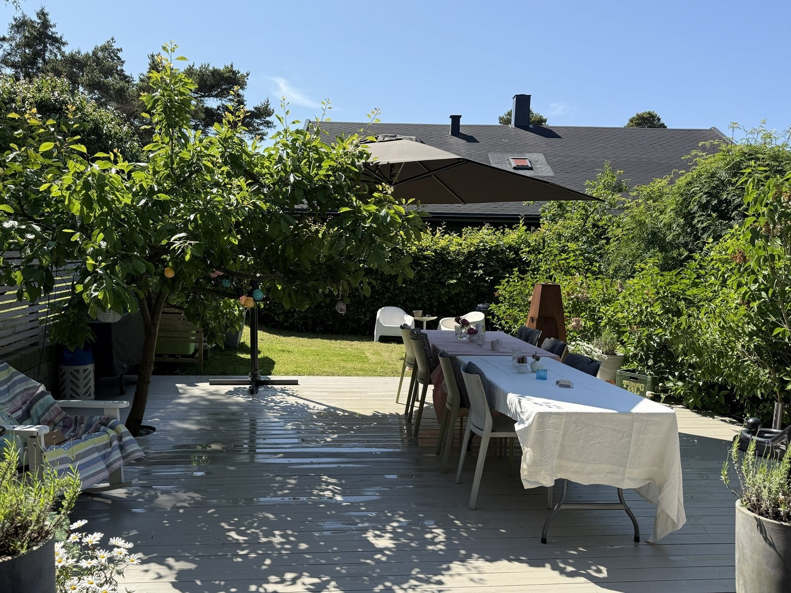 Selgers private bilde viser hvor skjermet og frodig hagen er på sommertid Galleribilde