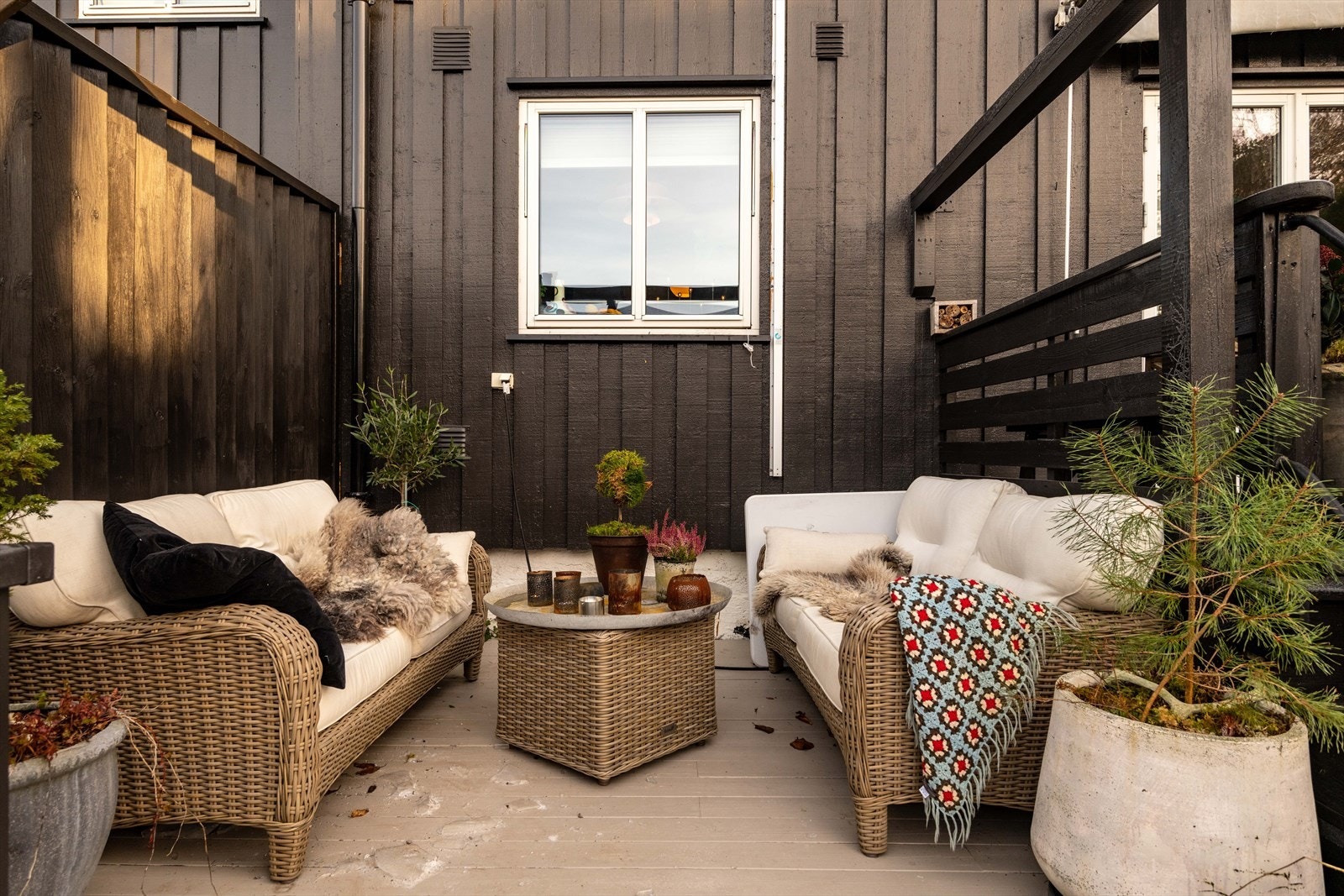 Terrassen er delt opp i flere soner, og har mange møbleringsmuligheter. Her er en koselig krok uten innsyn Galleribilde