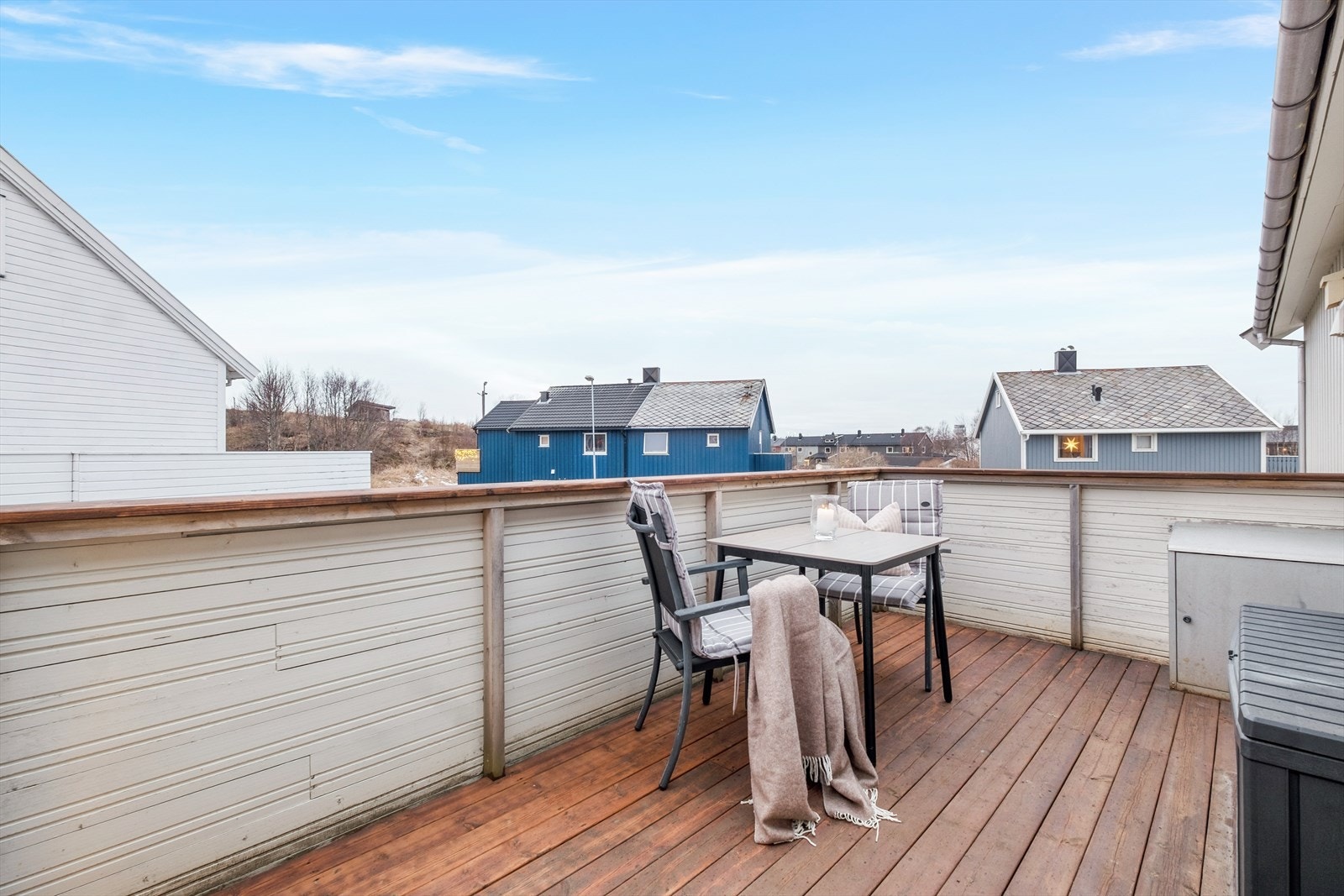 Solrik balkong med god plass for utemøblement. Galleribilde