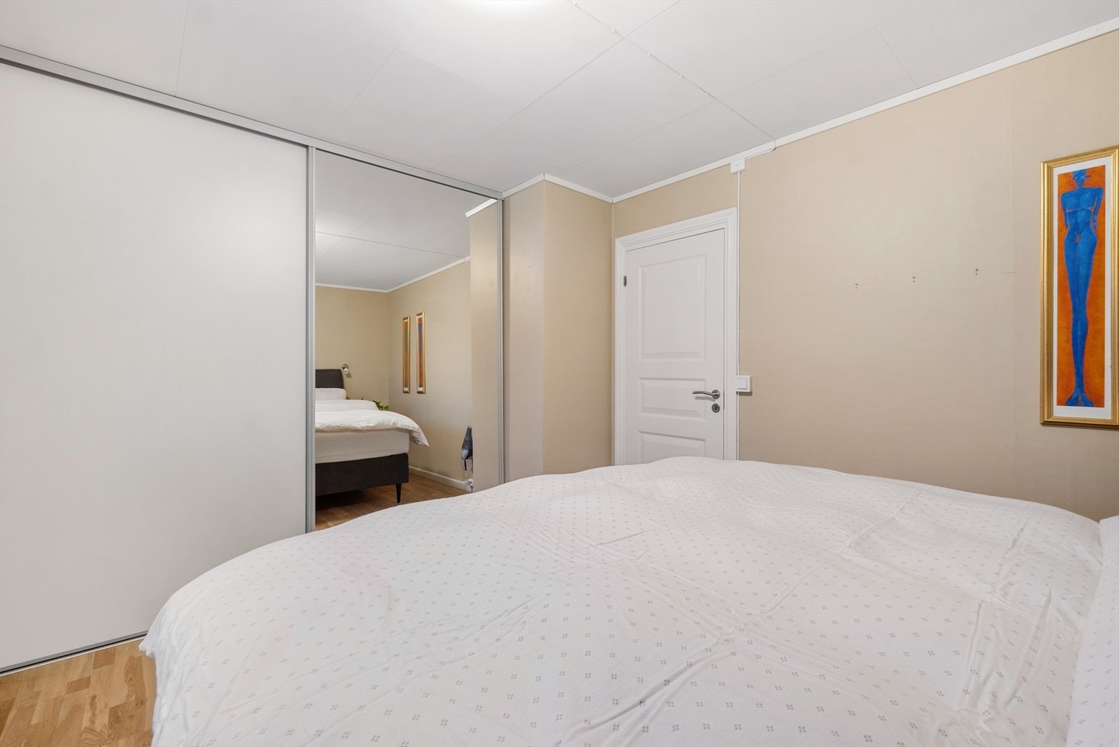 Her er det rikelig med plass for dobbeltseng, nattbord og en stor innebygget skyvedørsgarderobe. Galleribilde