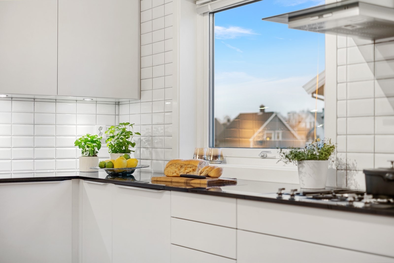 Du får også alt du måtte trenge med god skap-, skuff- og benkeplass. Galleribilde