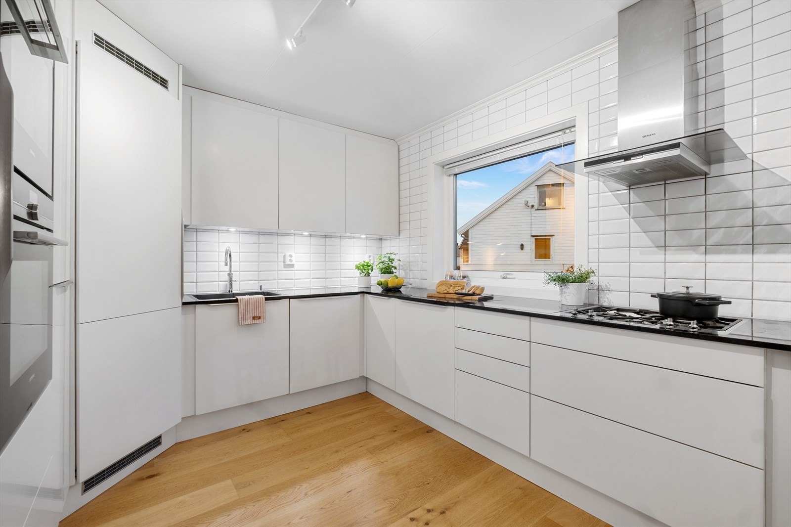 Et fantastisk kjøkken for den matglade og svært godt utstyrt med integrerte hvitevarer; to stekeovner, gass platetopp, kjølehjørne, fryseskap og oppvaskmaskin. Galleribilde