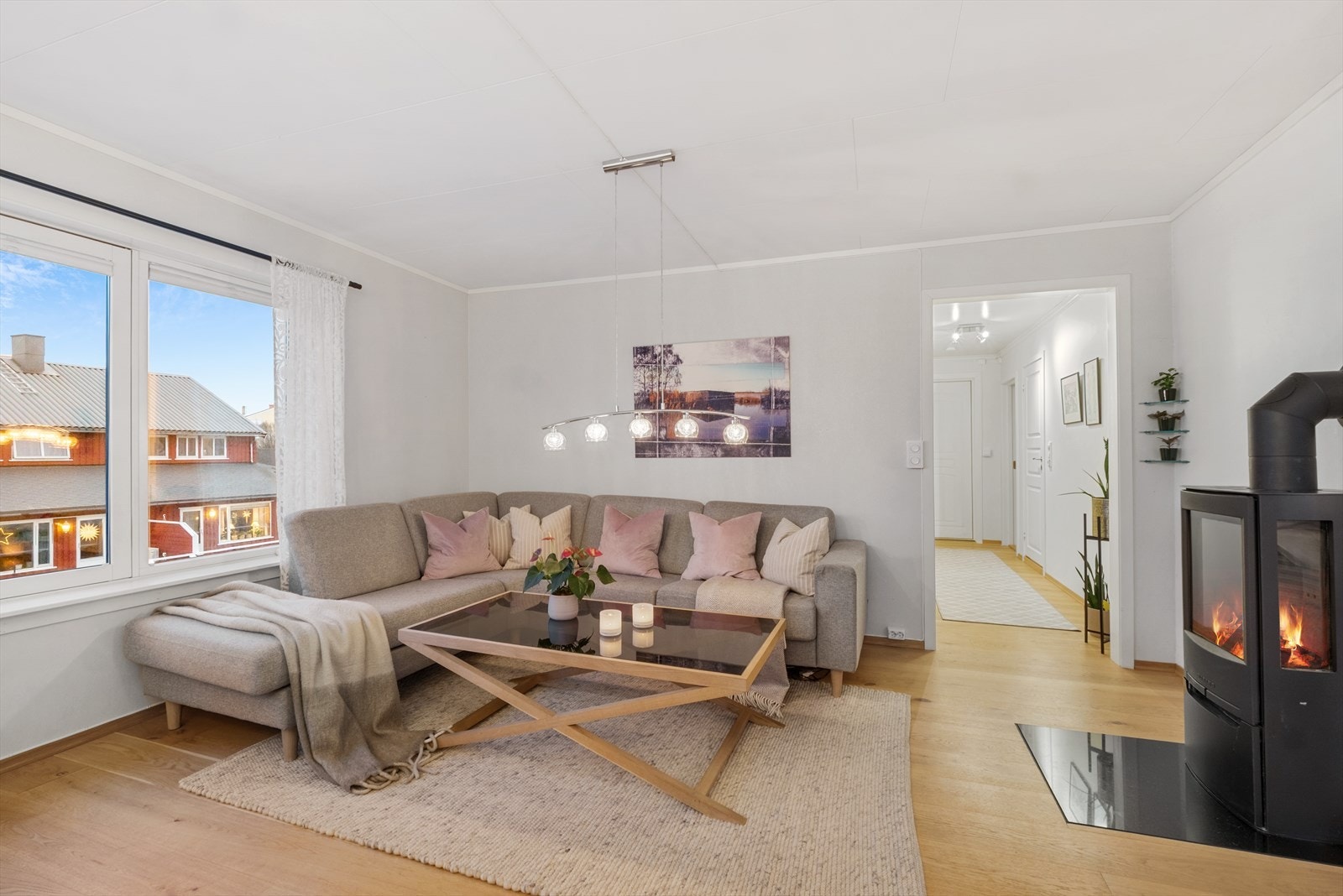 Vi beveger oss videre inn i en lys og innbydende stue. Galleribilde