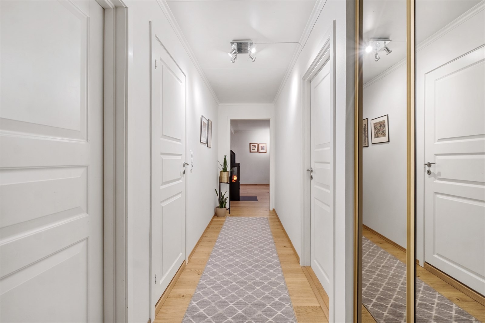 Lys og hyggelig entré med praktisk innebygget skyvedørsgarderobe. Galleribilde