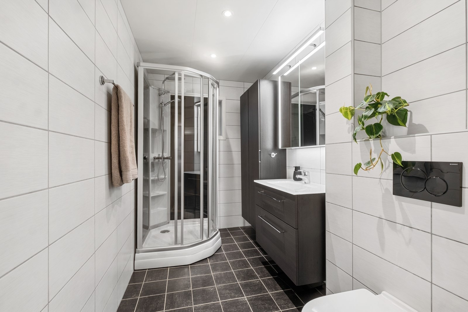 Pent flislagt bad med behagelige varmekabler i gulv. Badet ble totalrenovert i 2014. Galleribilde