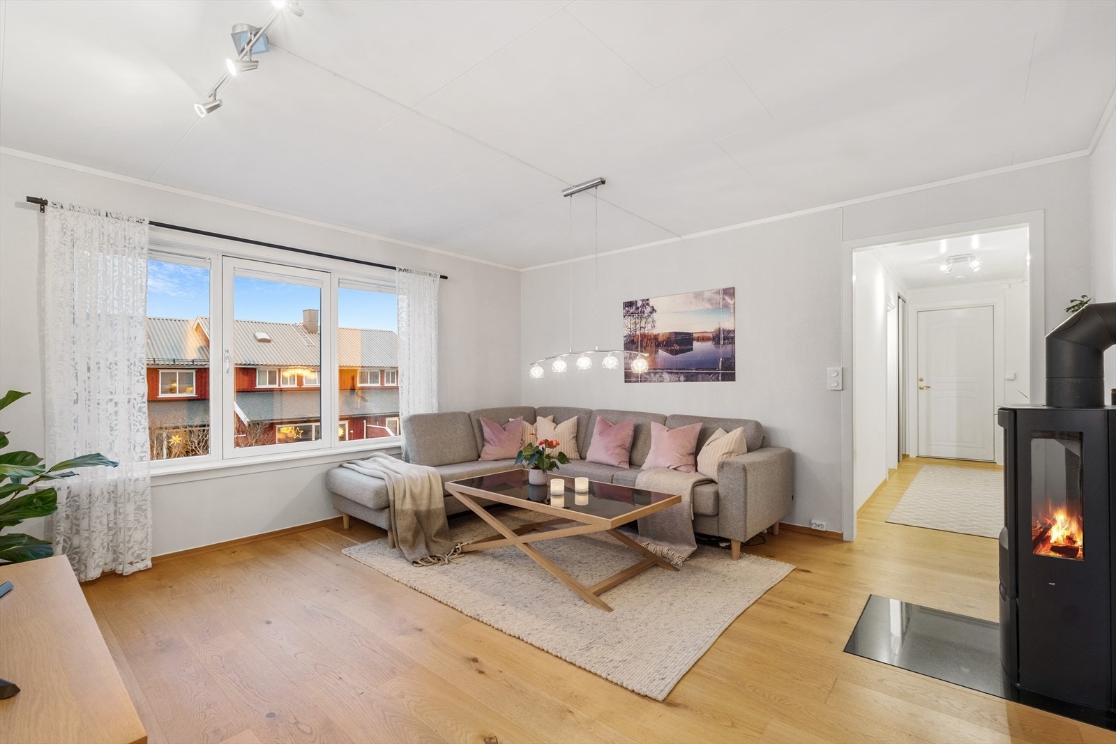 Den lekre peisovnen bidrar til å varme opp både rom og stemning Galleribilde