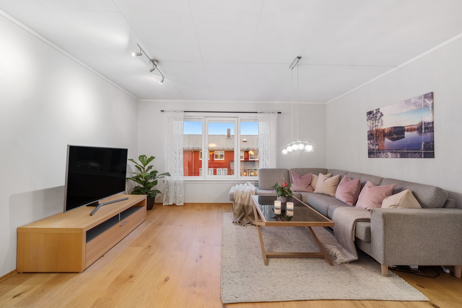 Sofakroken finner fort sin naturlige plass i rommet, og tv-en kan med fordel plasseres mot/på vegg. Galleribilde