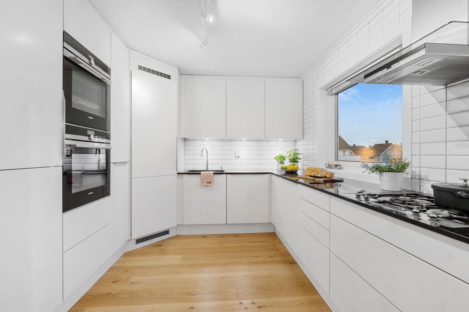 Lekkert kjøkken fra 2016 med benkeplate i granitt Galleribilde