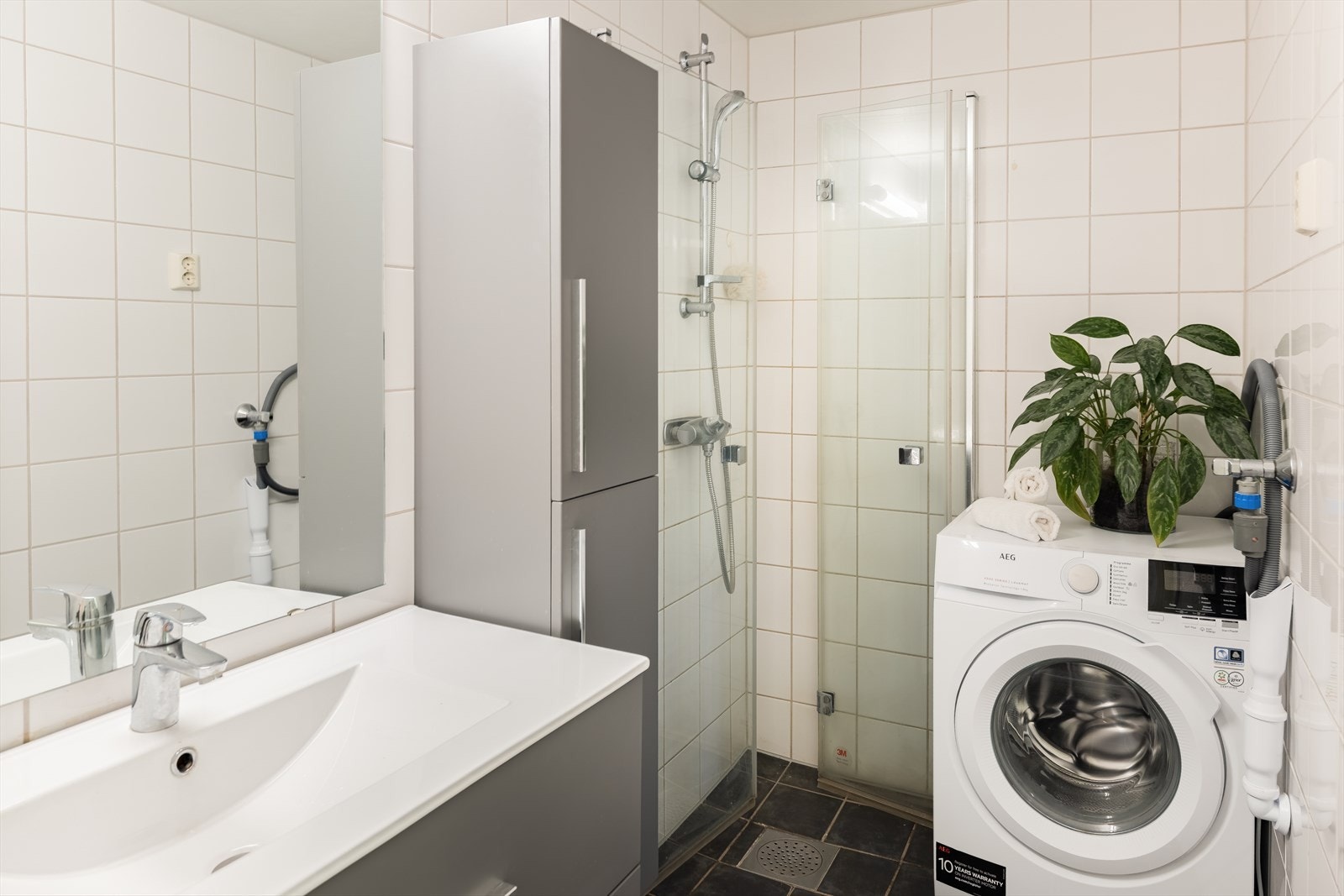 Lyst flislagt bad på 4m². Galleribilde