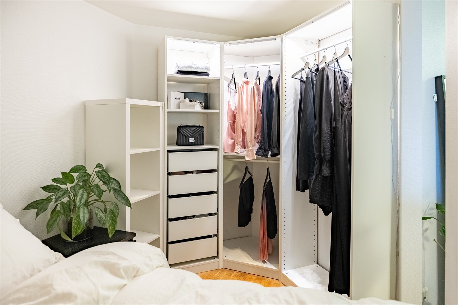 Praktisk garderobeskap medfører handelen. Galleribilde