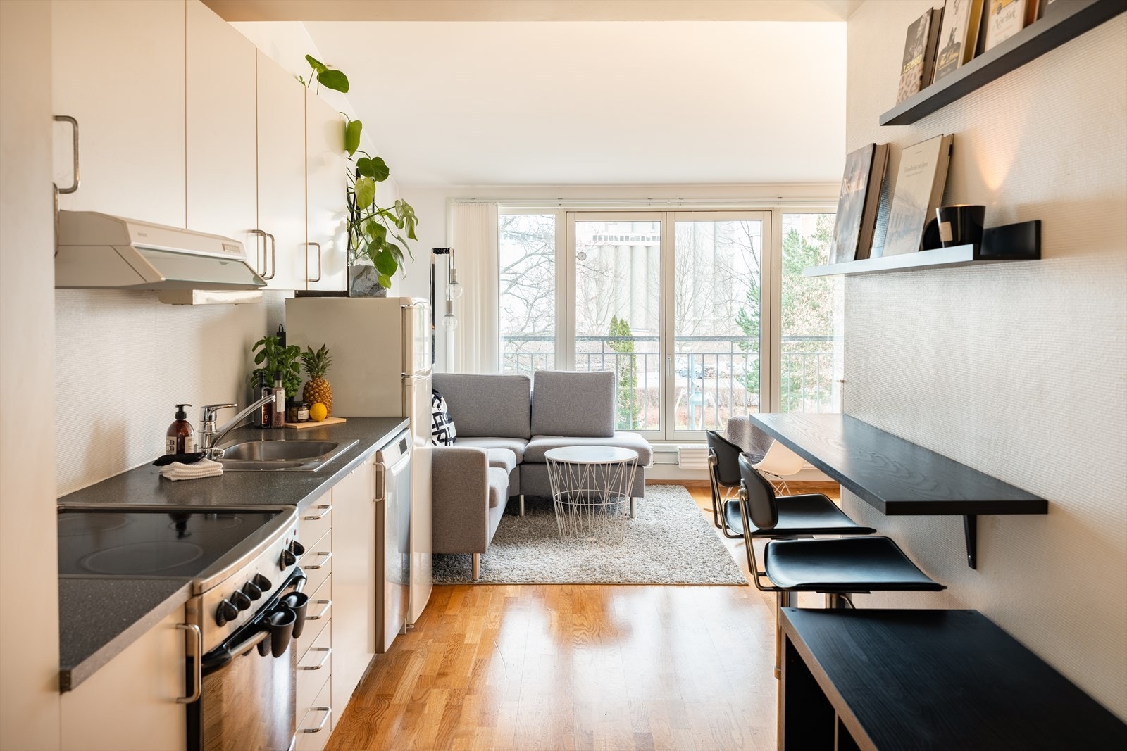 Store vindusflater i stuen som gir godt med lysinnslipp. Galleribilde