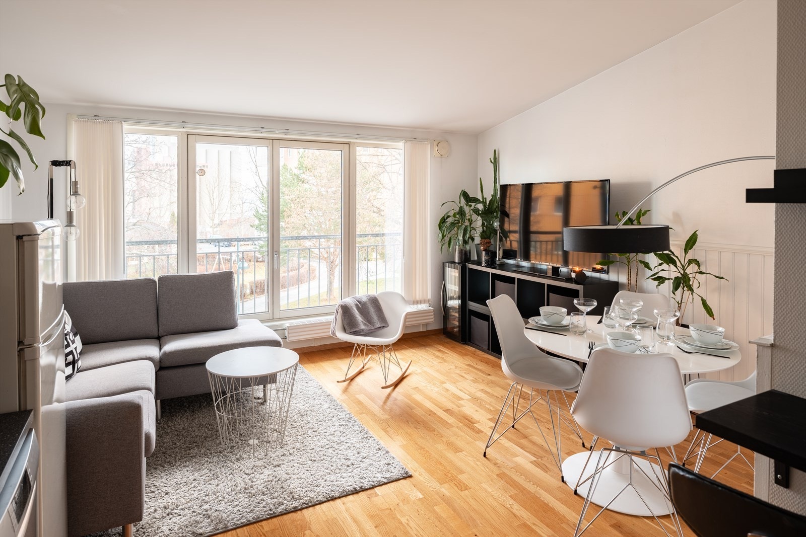 Stuen byr på flere møbleringsmuligheter, med plass til både sofakrok og spiseområde. Galleribilde