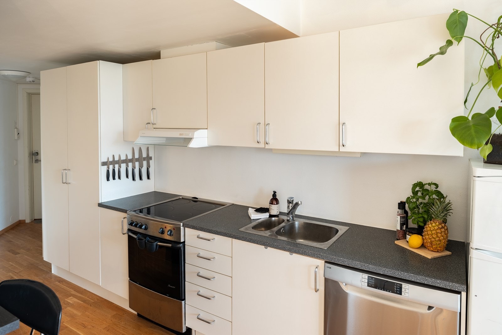 Kjøkkenet byr på god skapplass og har integrert vaskemaskin og komfyr. Galleribilde