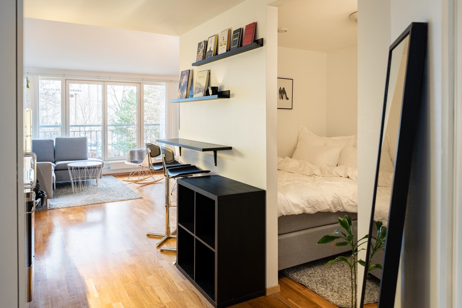 Leiligheten ligger tilbaketrukket men sentrumsnært, med en busstur på 5 minutter for å komme seg inn i sentrum. Galleribilde