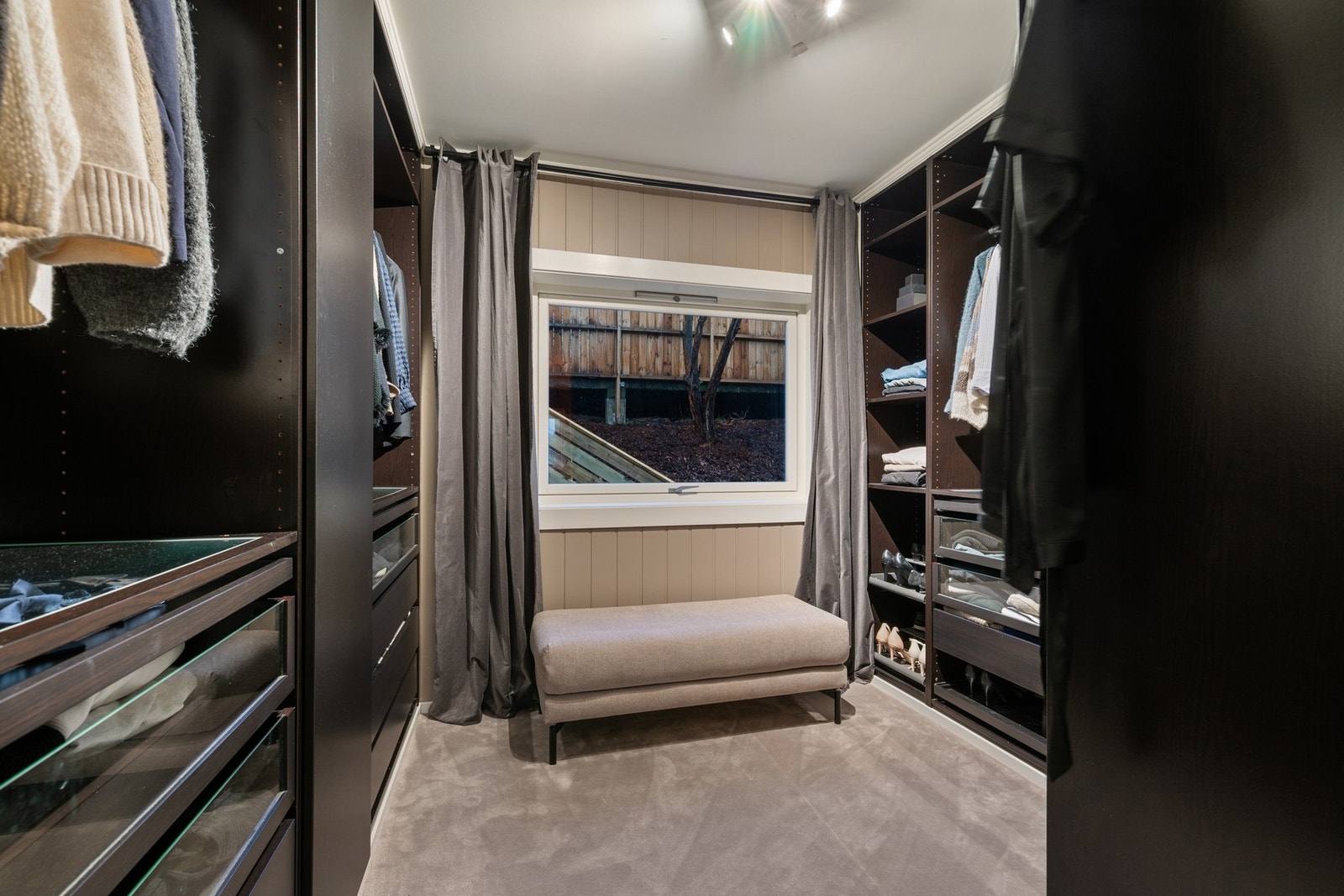 Delikat walk-inn closet! Om man ønsker et fjerde soverom, kan walk-inn closet settes tilbake til soverom. (Dør kan settes inn fra gang). Galleribilde