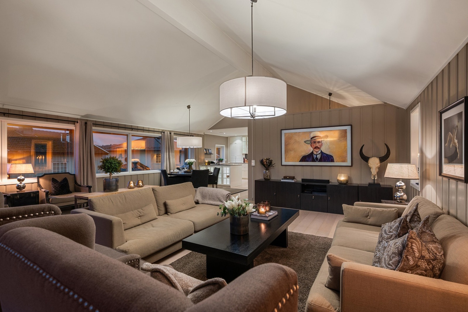 Stuen har god plass til flere sittegrupper og gir fleksible møbleringsmuligheter. Galleribilde