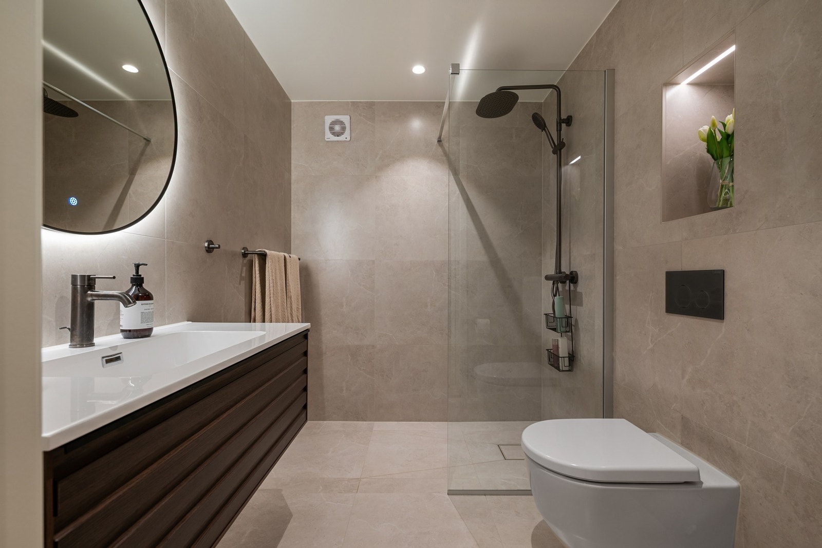 Stilrent og påkostet bad oppført i 2025. Innredet med servantinnredning, dusj og vegghengt toalett. Galleribilde