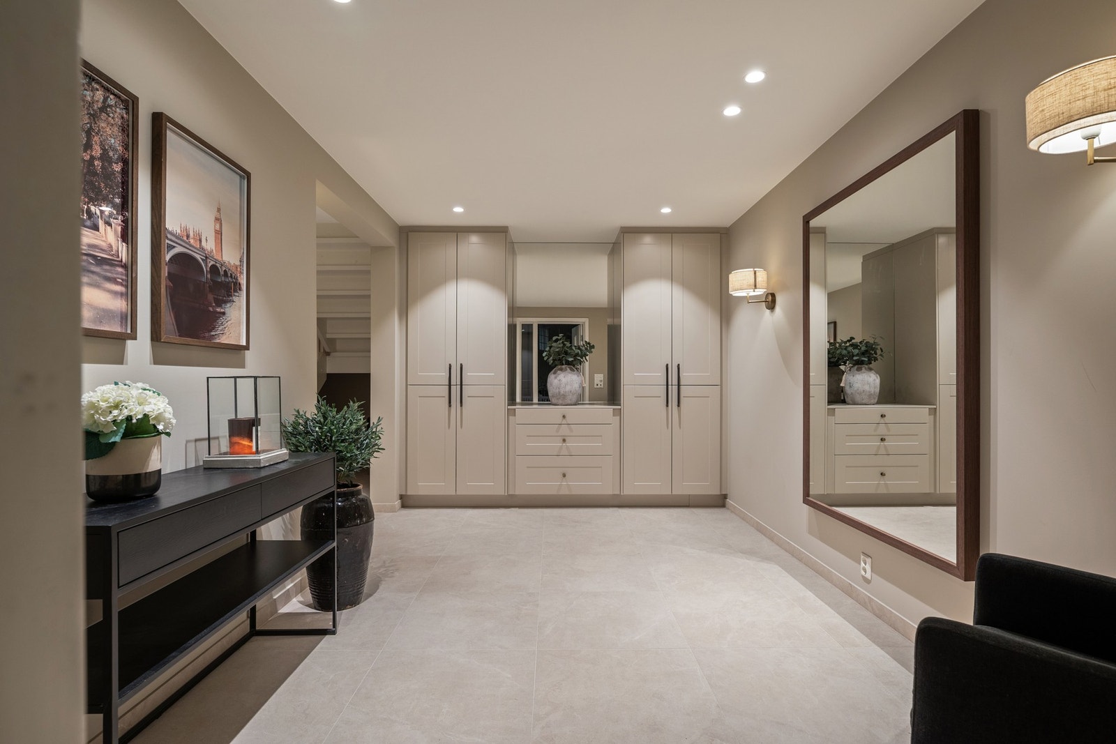 Boligen har en innbydende entré/hall i underetasjen, med god plass til yttertøy og oppbevaring. Entréen gir et ryddig og representativt førsteinntrykk. Galleribilde