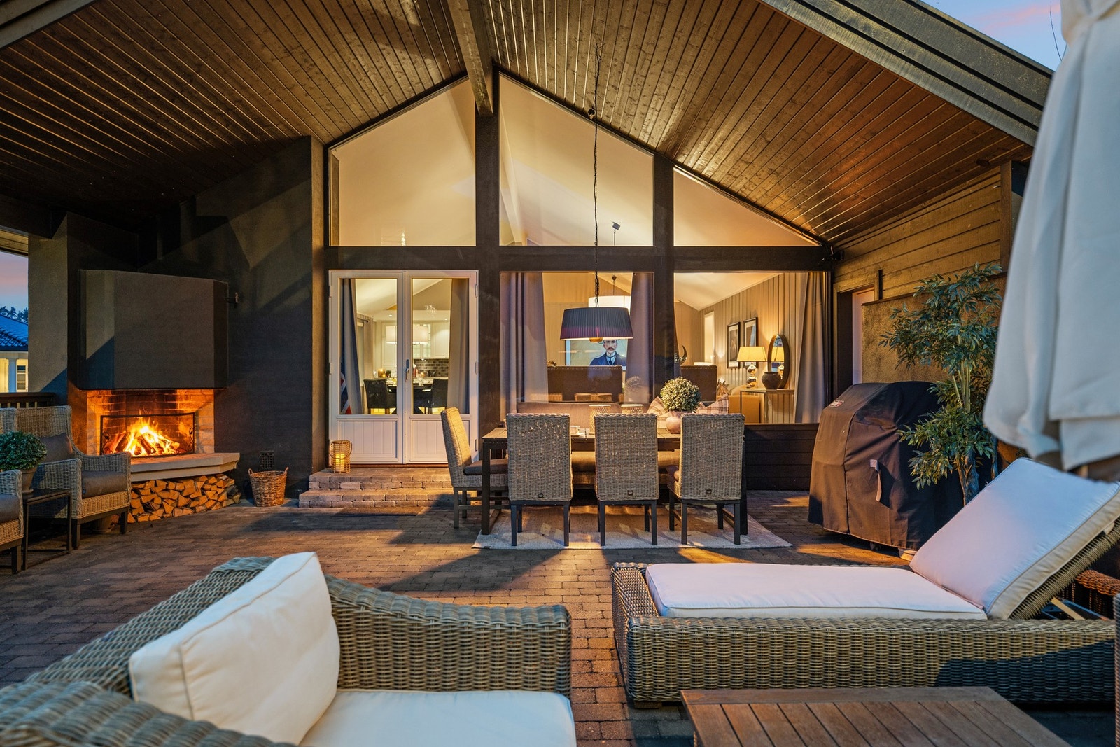 Utgang til romslig uteplass forsterker bruksverdien ytterligere, og legger til rette for sosiale sammenkomster både inne og ute i sommerhalvåret. Galleribilde