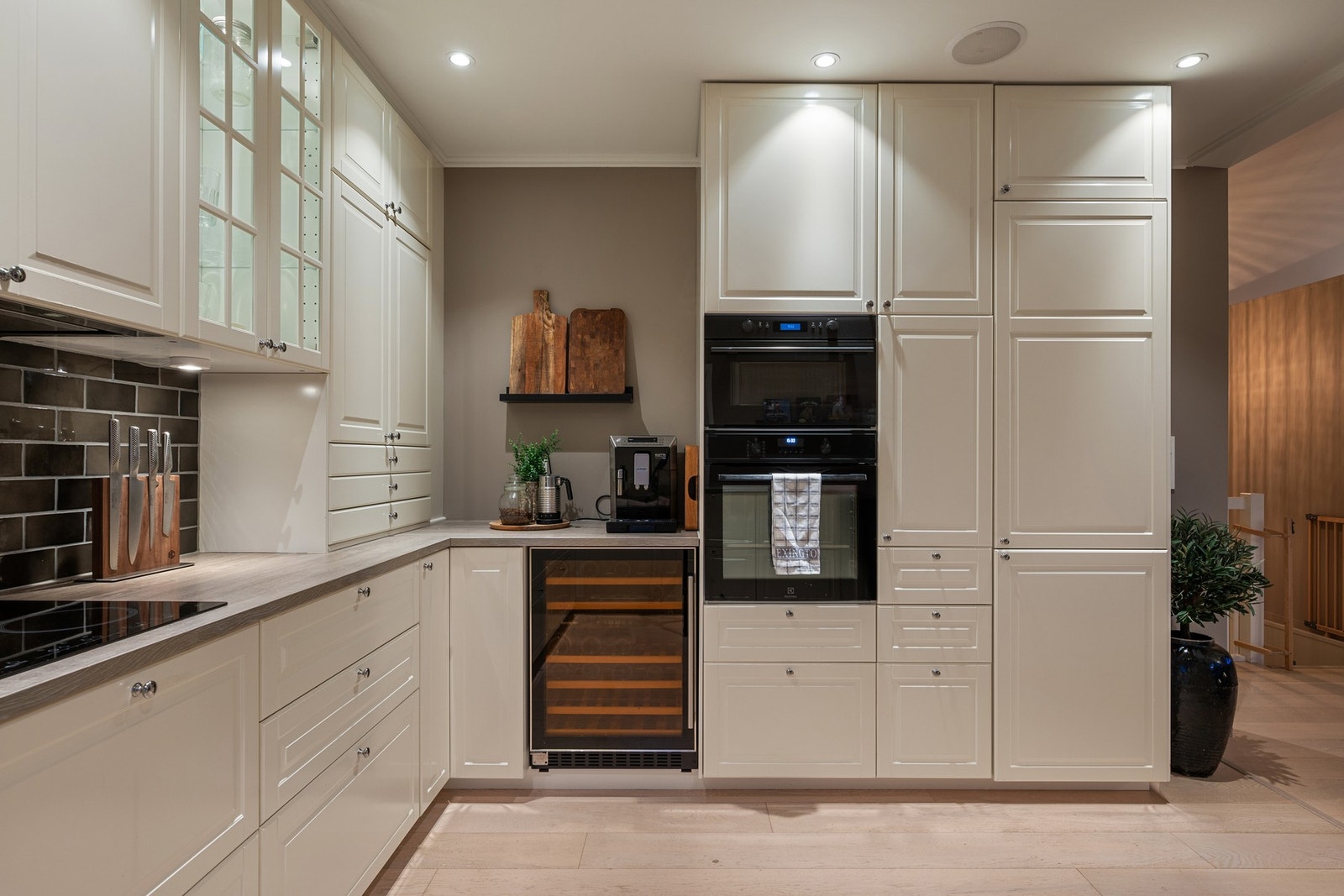 Kjøkkenet er utstyrt med integrerte hvitevarer, herunder stekeovn (2025), platetopp, oppvaskmaskin, kombiskap kjøl/frys samt eget vinskap. Galleribilde