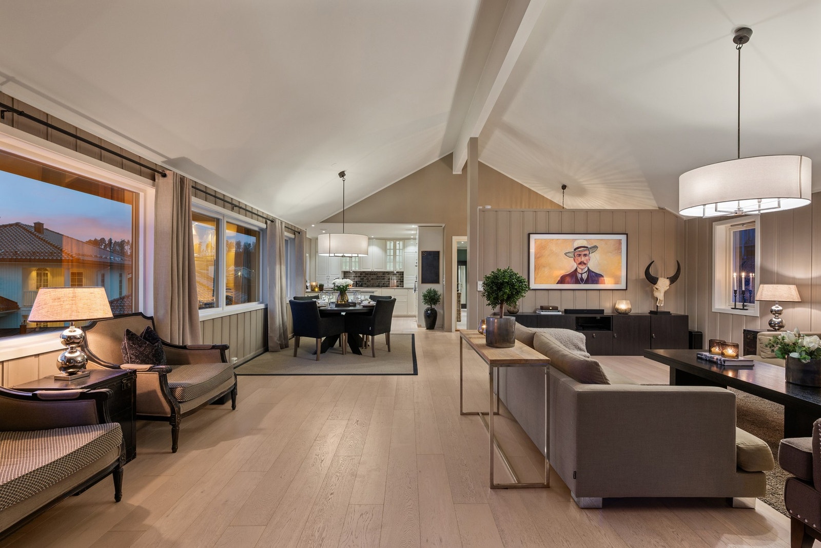 Boligen byr på en imponerende og romslig stue med åpen himling som gir en luftig og eksklusiv romfølelse. Galleribilde