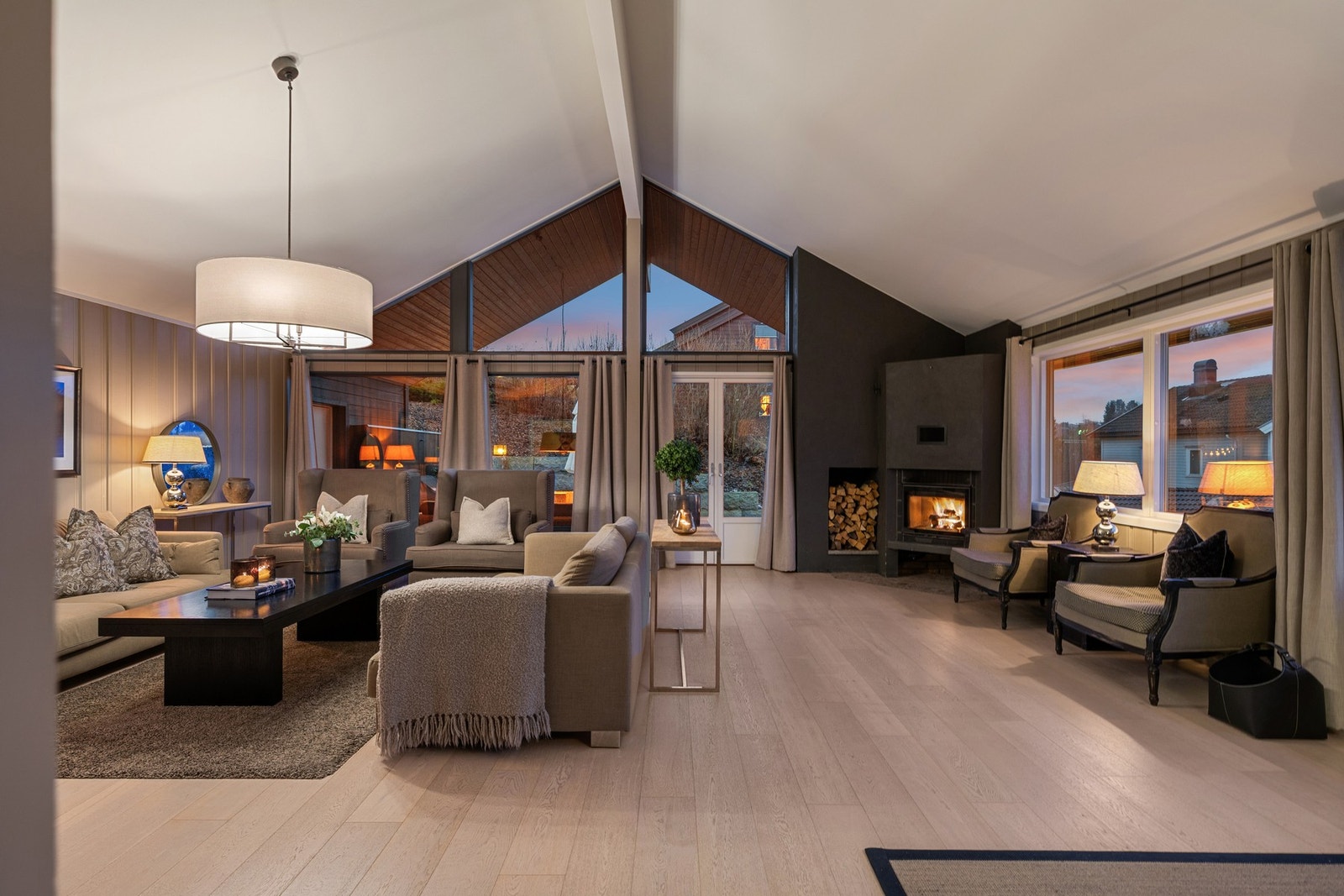 Store vindusflater slipper rikelig med naturlig lys inn og skaper en fin forbindelse mellom inne- og uterom, samtidig som rommet oppleves lyst og innbydende gjennom hele dagen. Galleribilde