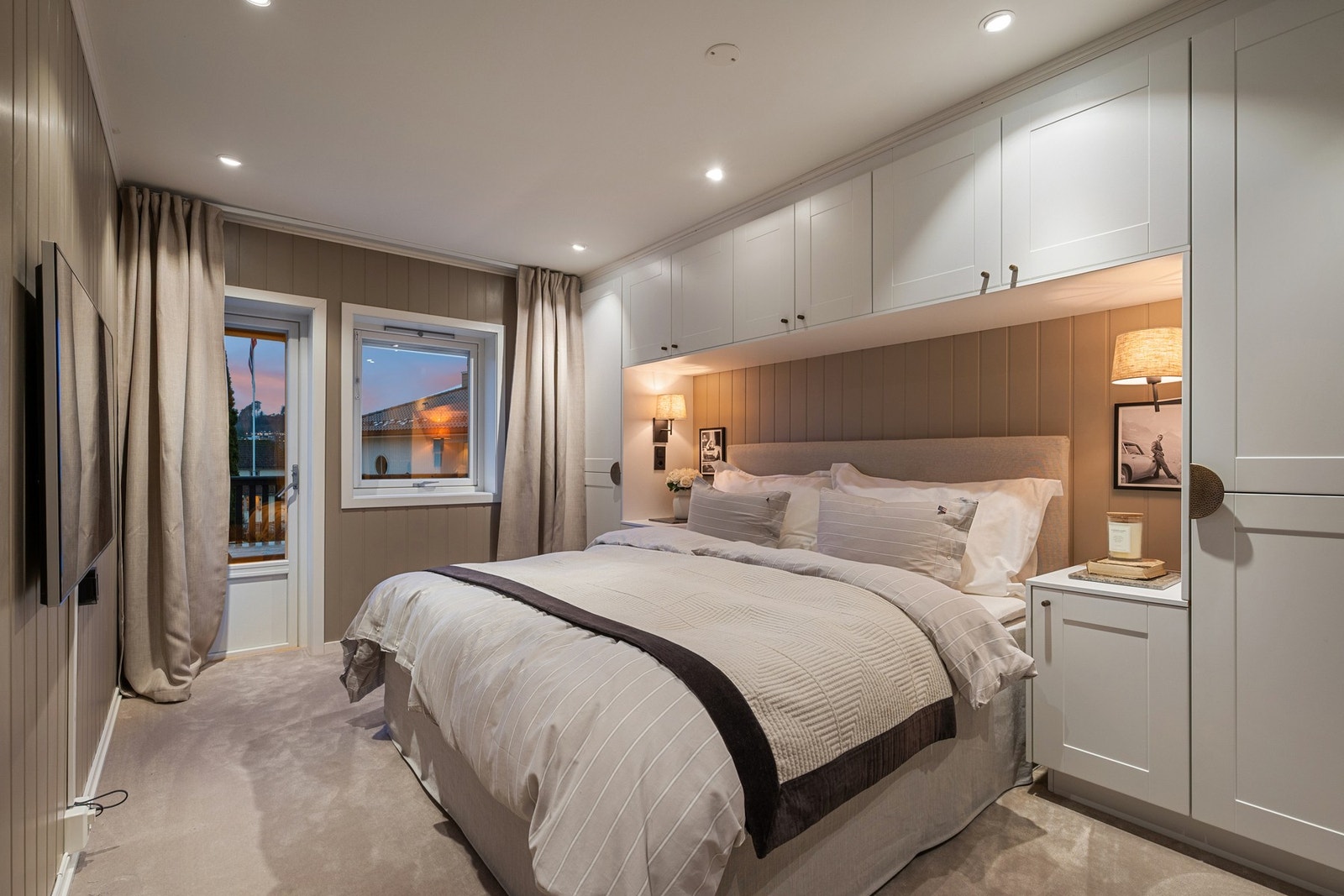 Romslig og delikat hovedsoverom med god plass til dobbeltseng og tilhørende møblement. Utgang til balkong. Galleribilde