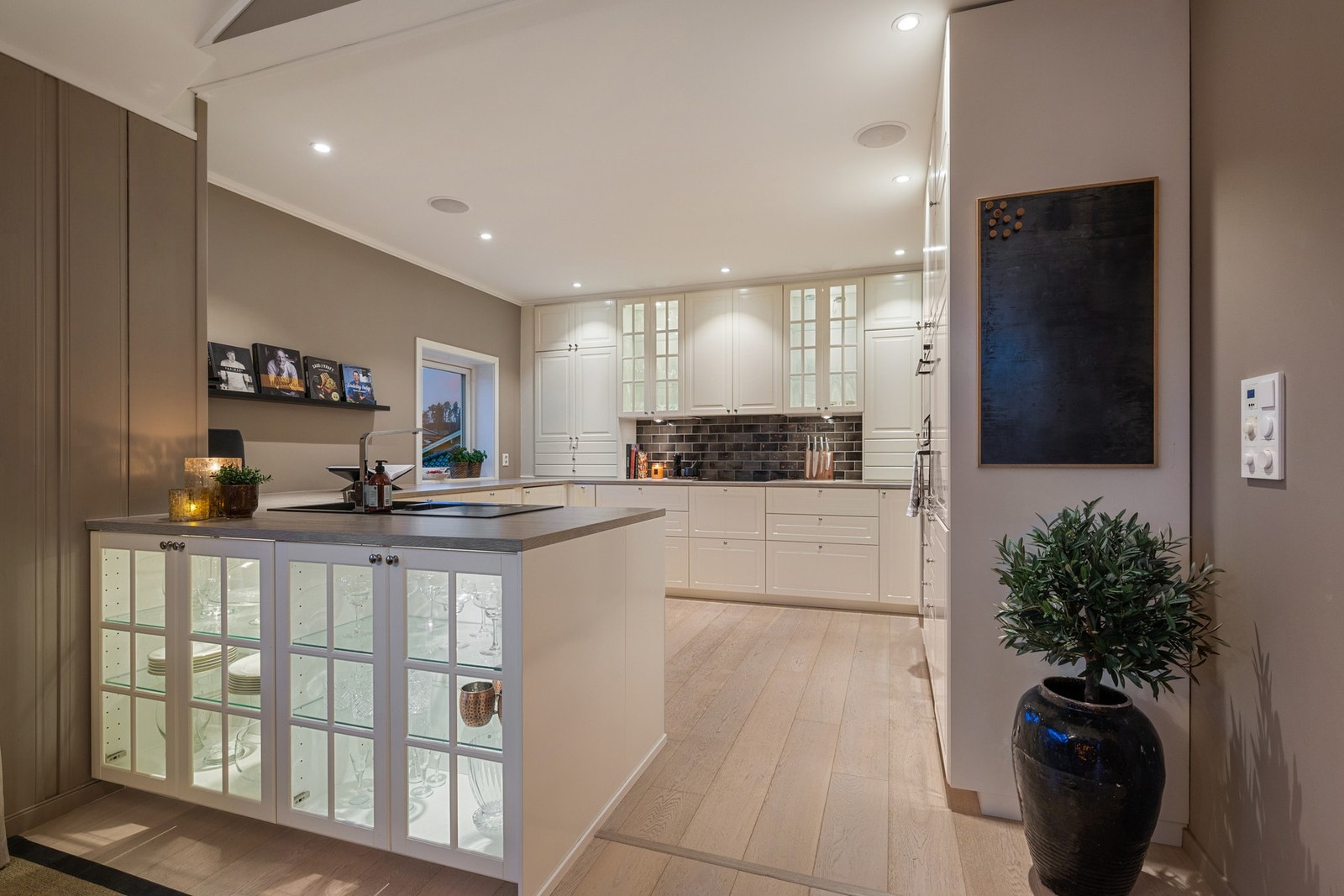 Kjøkkenet byr på rikelig med skap- og benkeplass, og er godt tilrettelagt for både hverdagsbruk og sosiale anledninger. Galleribilde