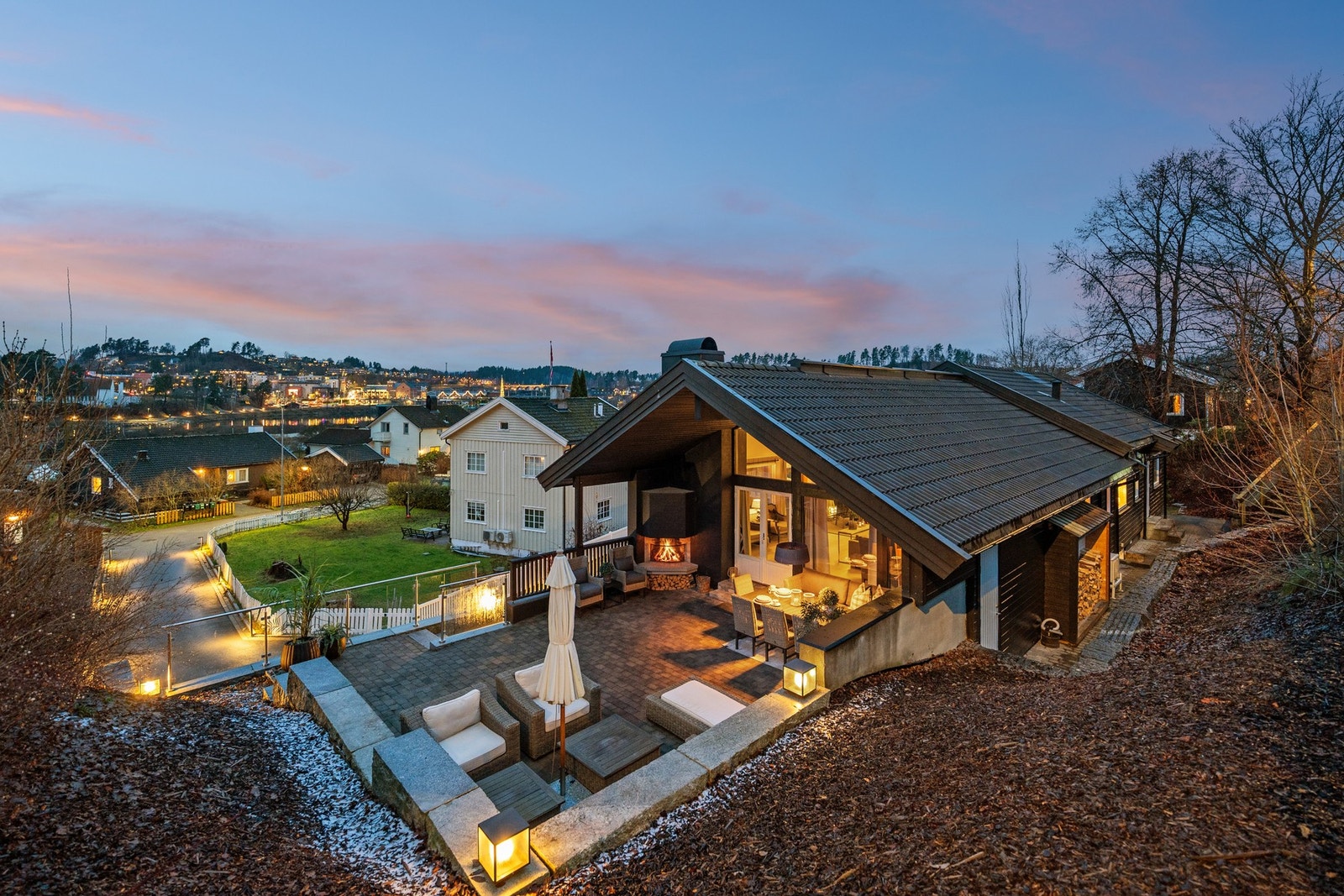 Eiendommen ligger i et etablert og populært boligområde med kort vei til det meste av Hønefoss' servicetilbud. Her bor man med gangavstand til dagligvarebutikk, bussforbindelser, skole, barnehage og Hønengaten med flere servicetilbud. Galleribilde