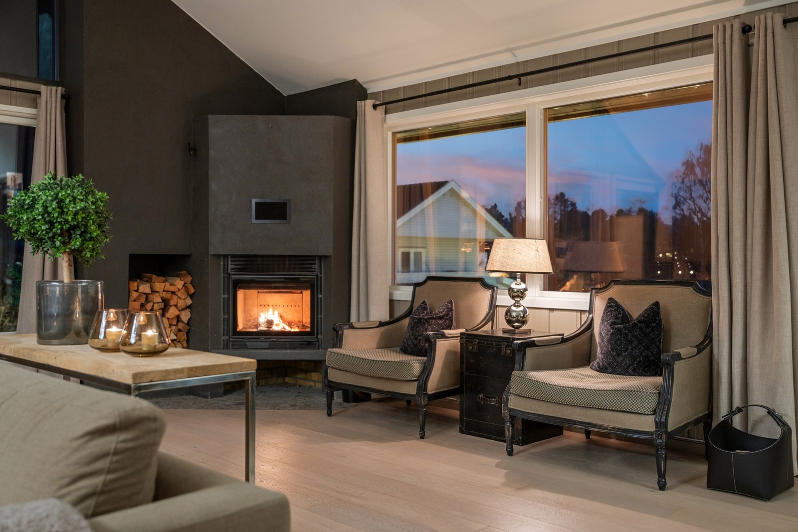 Peisovn fungerer som et naturlig blikkfang og bidrar til både varme og hyggelig atmosfære på kjølige dager. Galleribilde