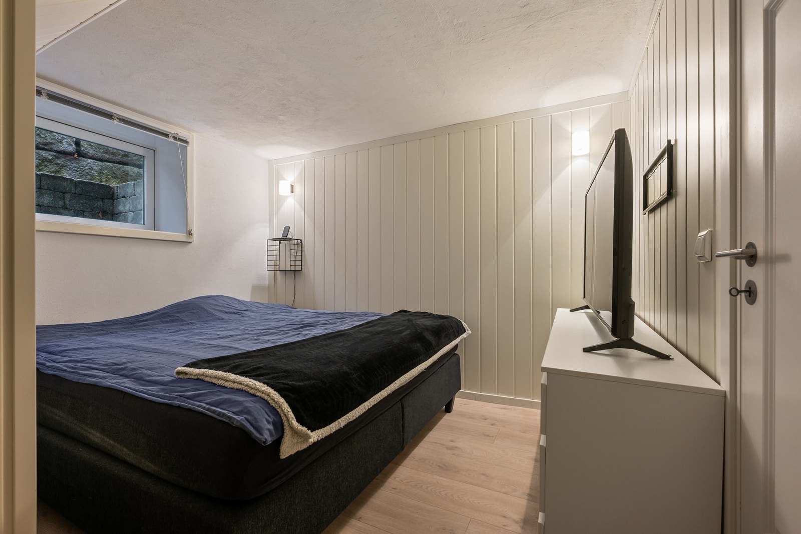 Hybelen har et soverom med fin plass til seng og annet møblement. Galleribilde