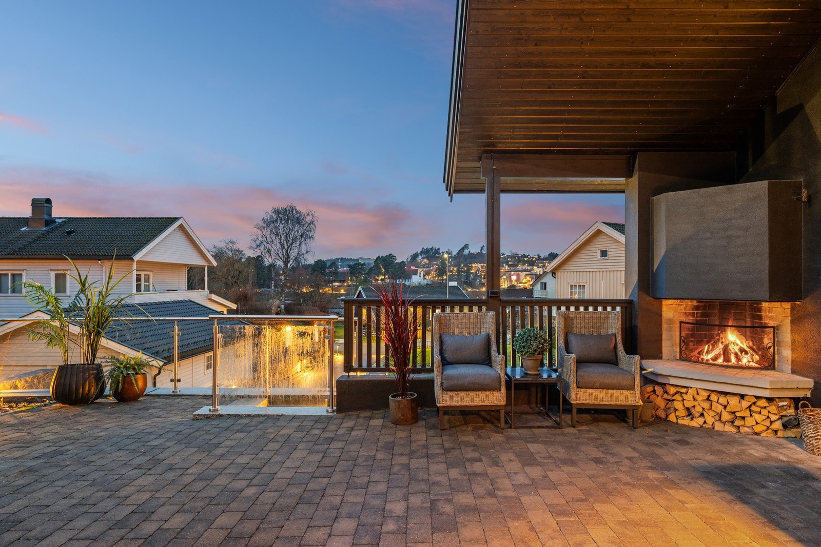 Herlig med utvendig peis. Nyt sene kvelder ute. Galleribilde