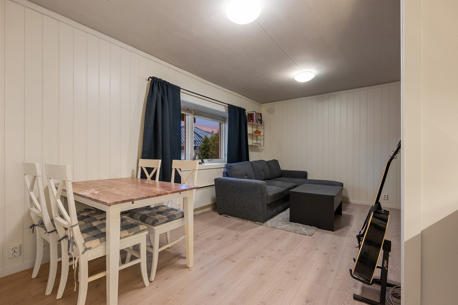 Hybelen har en lys og funksjonell stue med plass til både sofagruppe og spisebord. Galleribilde