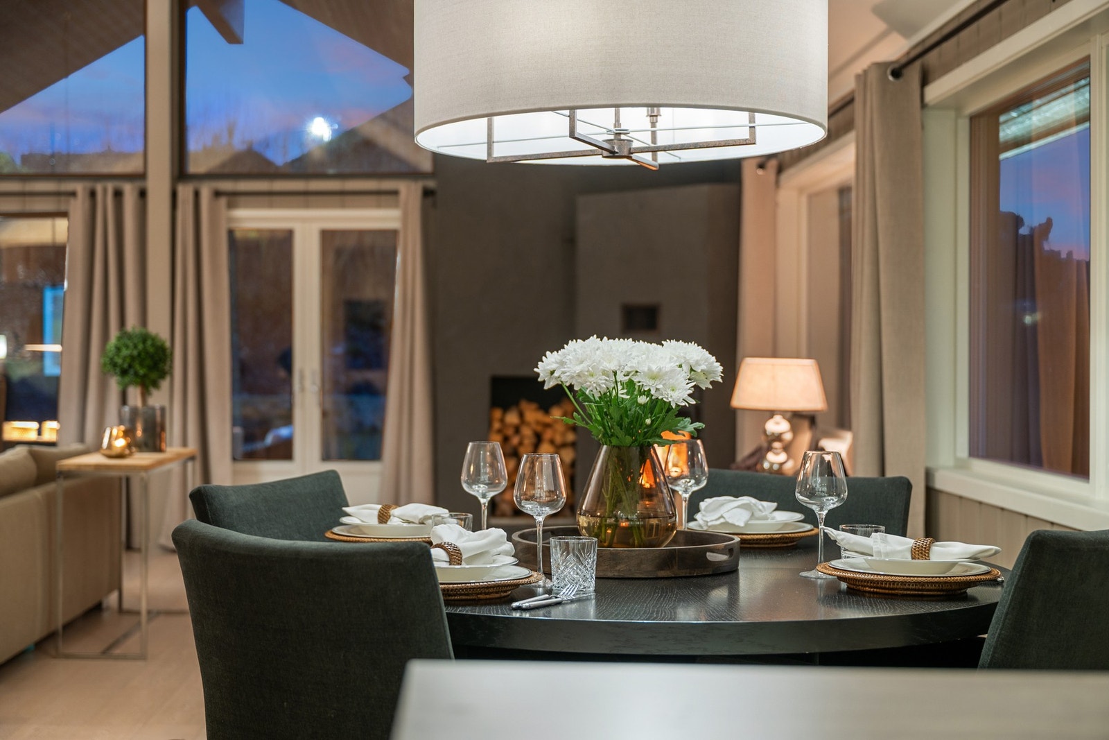 Den åpne løsningen mot spiseplass og kjøkken gir en naturlig flyt og gjør hovedstuen til boligens naturlige samlingspunkt. Galleribilde