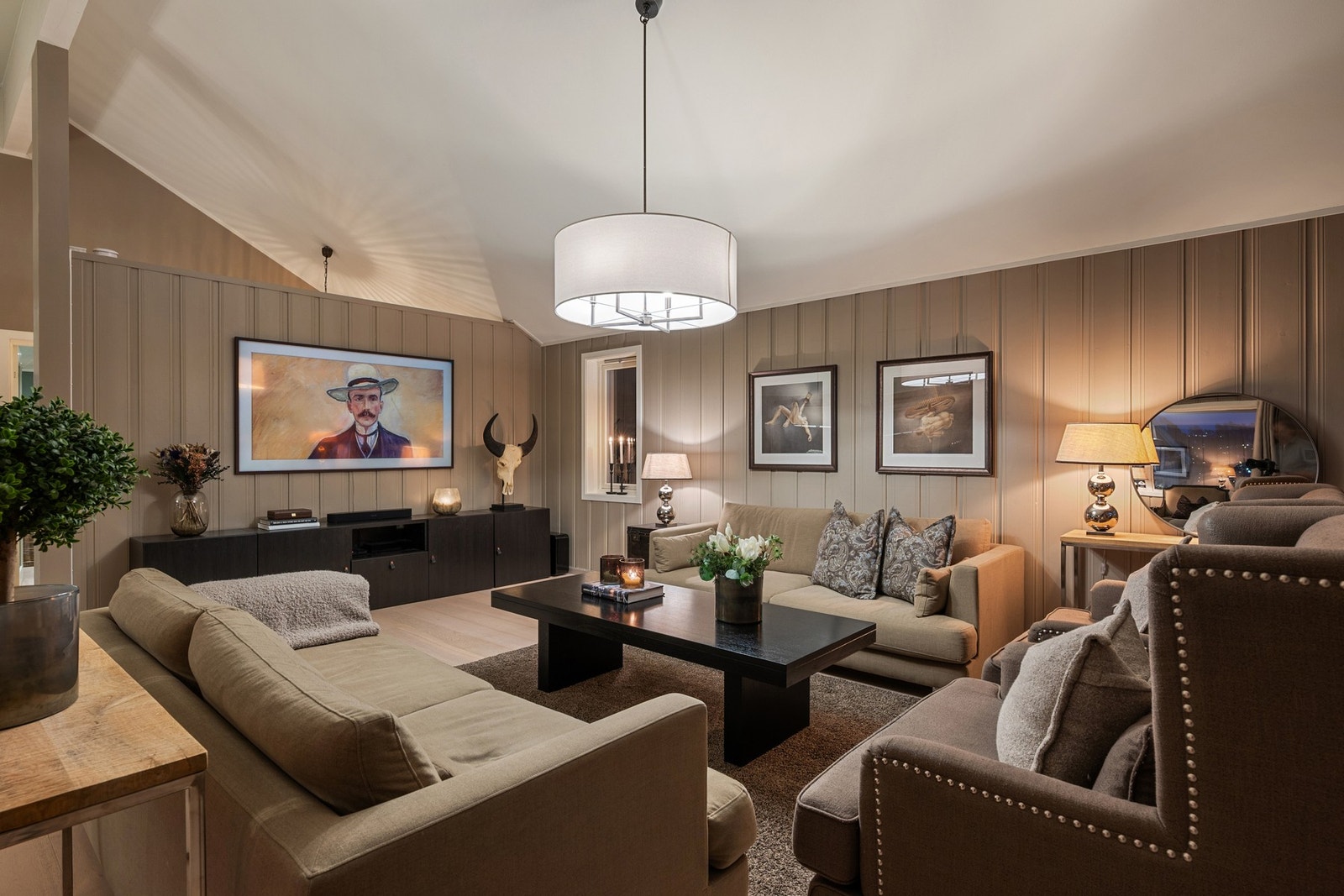 En stue som kombinerer volum, komfort og funksjonalitet på en svært vellykket måte. Galleribilde