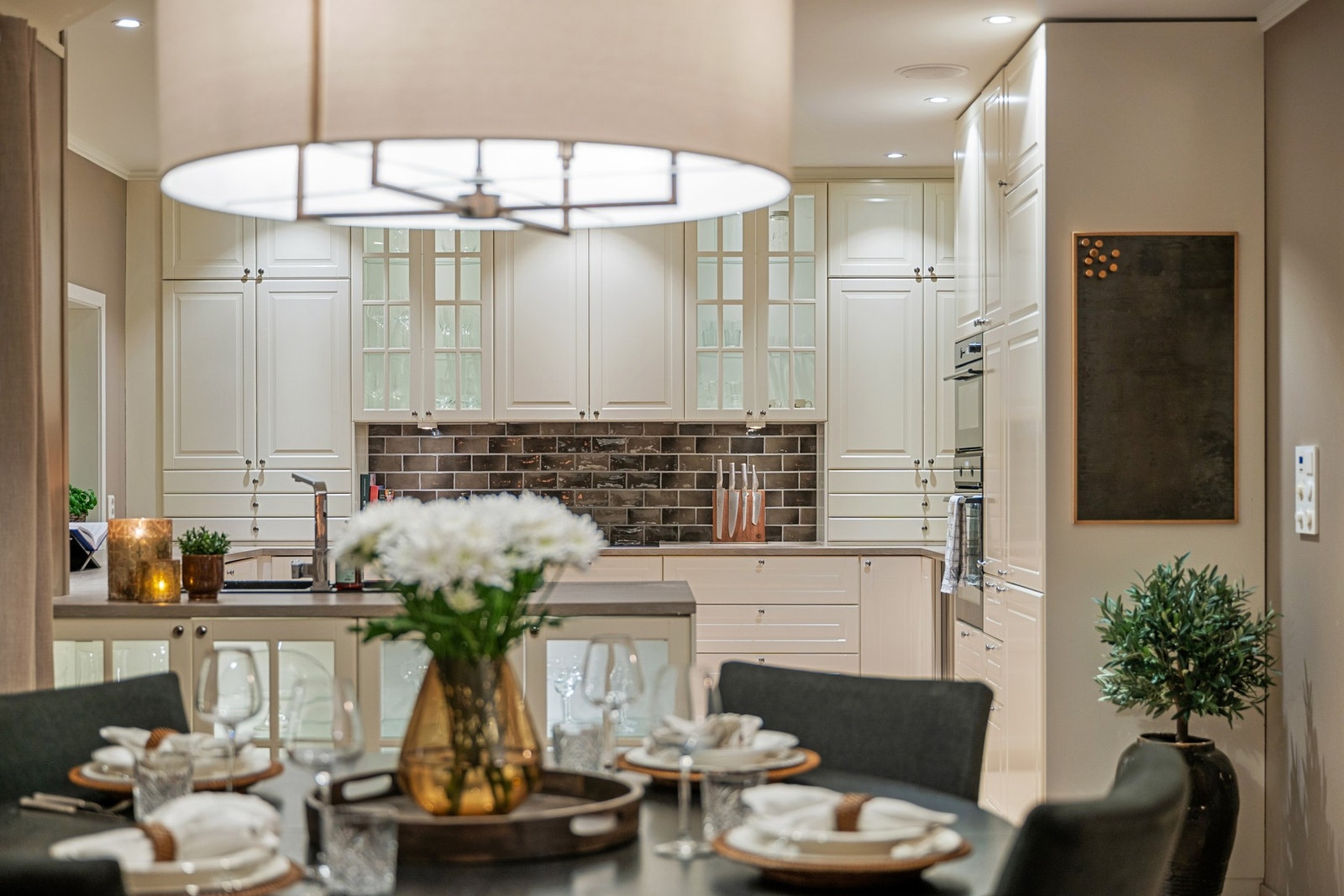 Boligen har et romslig og gjennomført kjøkken med tidløs innredning fra 2015, utført med glatte fronter som gir et elegant og rolig uttrykk. Galleribilde