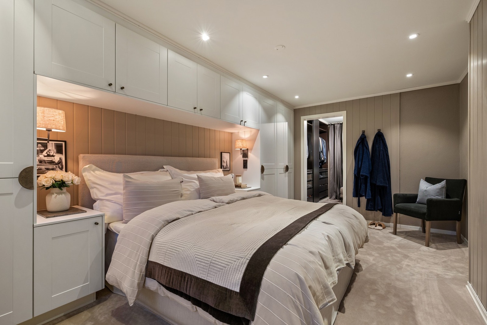 Rommet har en lun og behagelig atmosfære med dempede fargetoner og gode lysforhold. Inngang til delikat walk-inn closet. Galleribilde